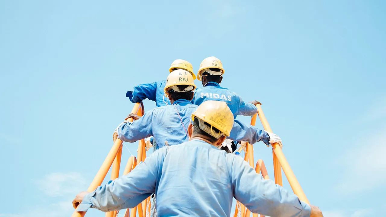 Grupo de personas en una escalera